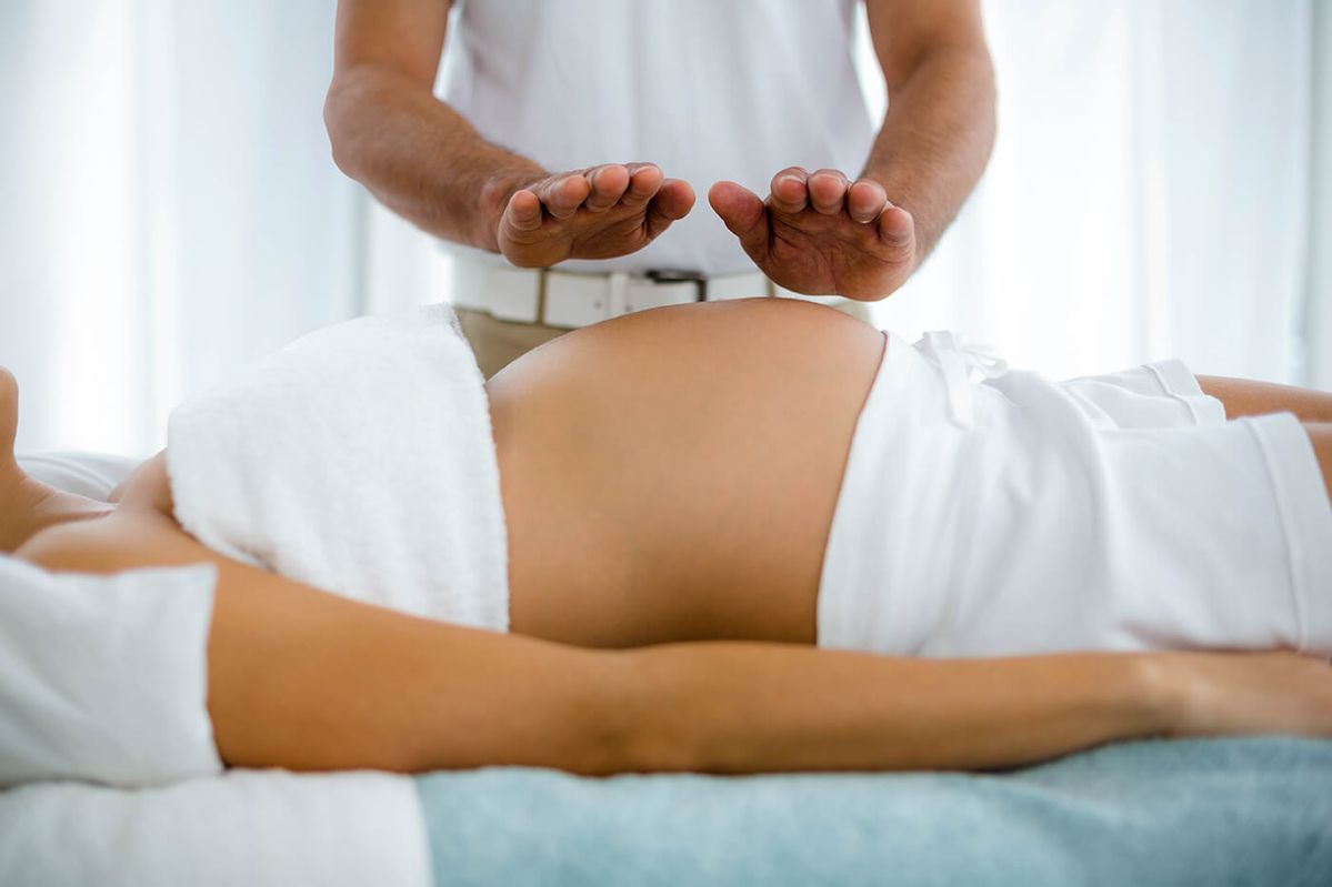 Dịch vụ massage chăm sóc mẹ bầu tại nhà VietCare